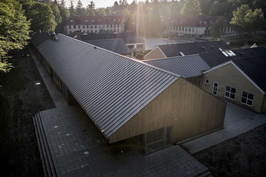 Sanierung der Skørpinger Schule mit Stahlprofilen, Skørpinger Schule, Himmerlandsvej 59, 9520 Skørping, Dänemark